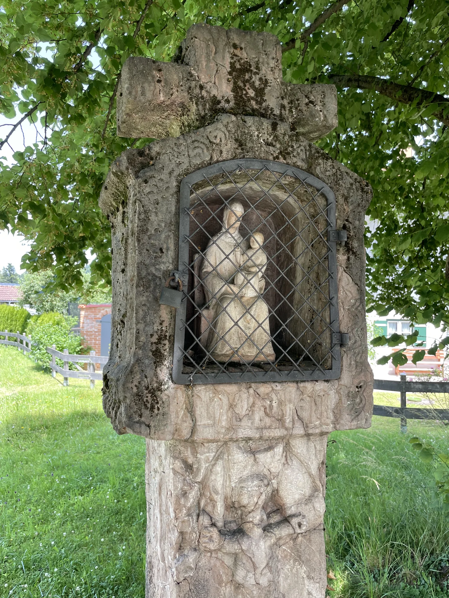 Pestsäule am Maibaum