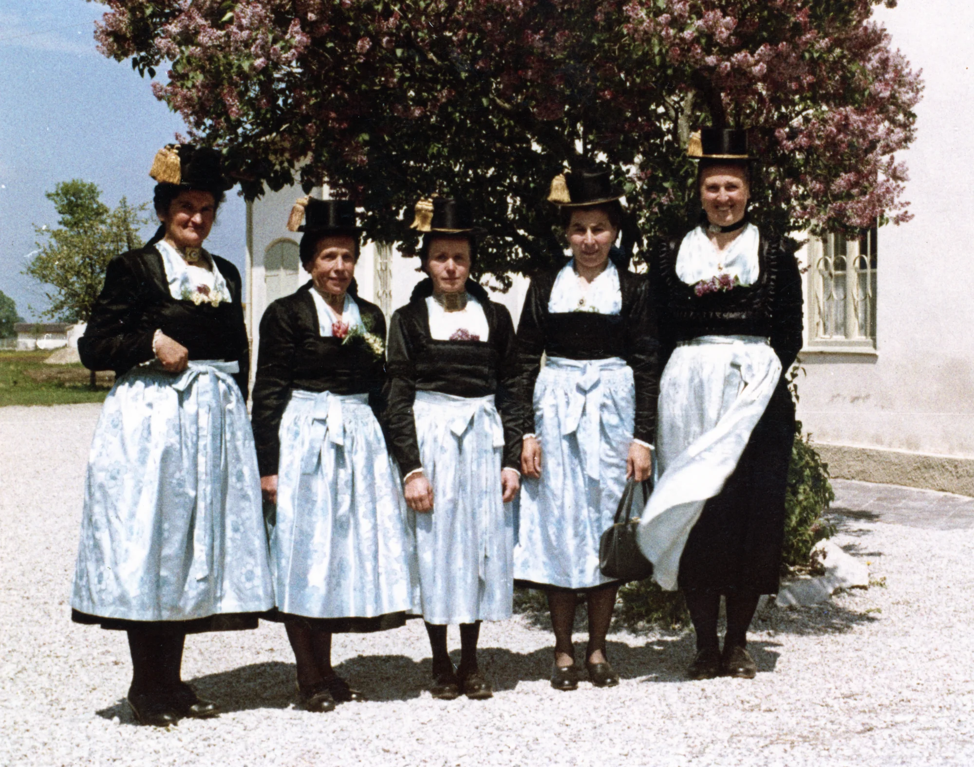 Mütter von Erstkommunikanten in Tracht